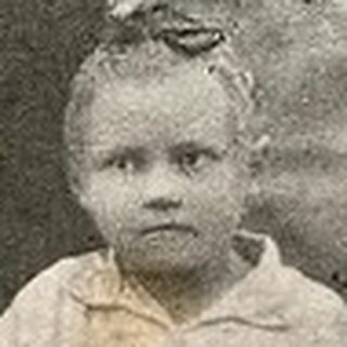 Лицо на фотографии: Попова Нина Михайловна