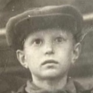 Лицо на фотографии: Попов Евгений Михайлович